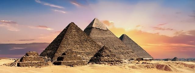 Nezapomenutelný výhled na pyramidy a poušť