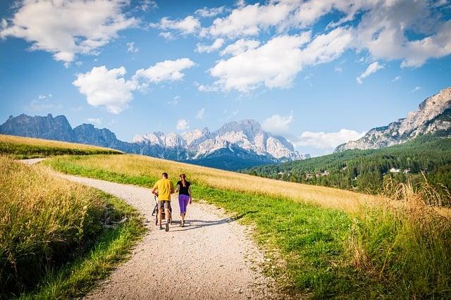 Klíčové dopravní značky pro turisty v Polsku: Jak je rozpoznat a co znamenají?