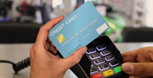 Bezhotovostní platby v⁢ Polsku: kreditní ⁤karty a <a href=
