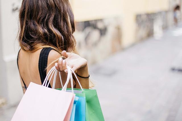 Nakupování a suvenýry: Doporučení pro nákupy v okolí